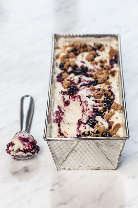 Blackberry Ripple Ice cream with cinnamon crumble - marimagnusson.se