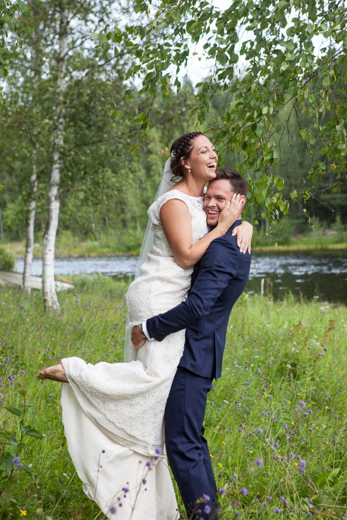 Bröllop i vackra hälsingland 2019 Glatt bröllopspar brudgummen lyfter bruden