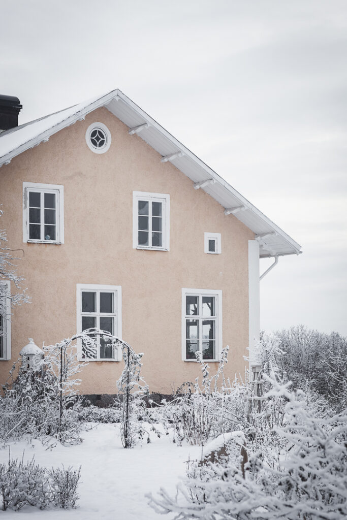 En presentation av mig Vårt hus i vinterskrud
