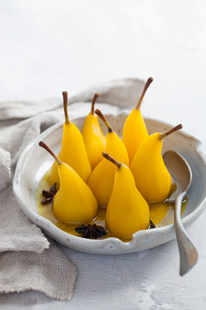 Saffrans inkokta päron med stjärnanis och vaniljstång